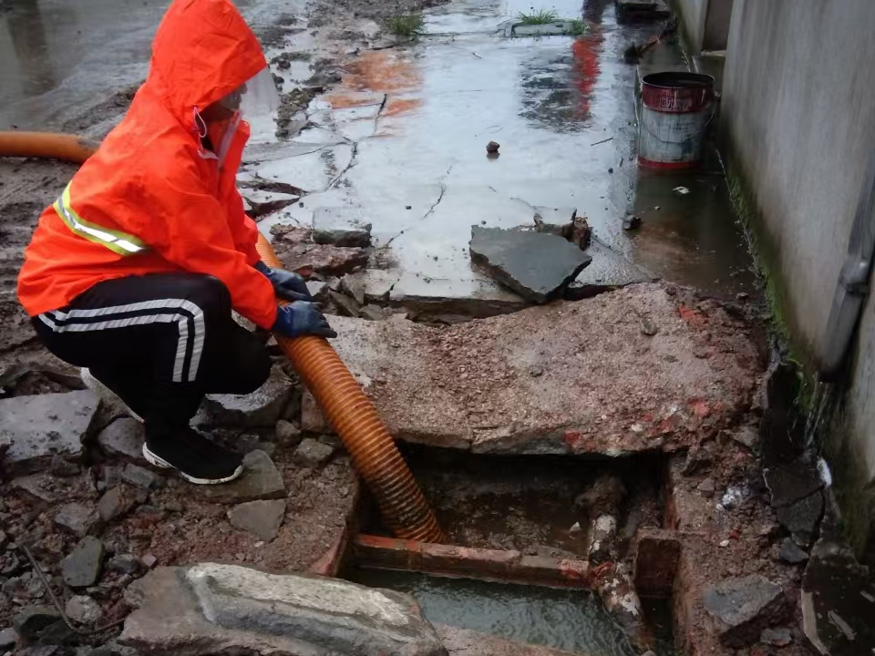 龙江专业清理污水池 炜誉市政以规范流程守护城市 “肠道”